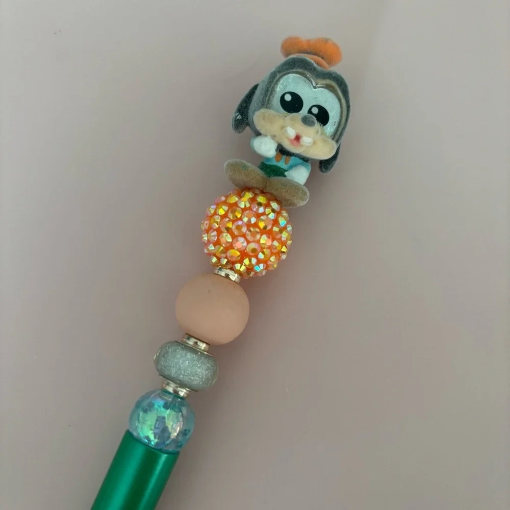 Disney Doorables: Mickey & Friends: Goofy flocked handmade beaded pen